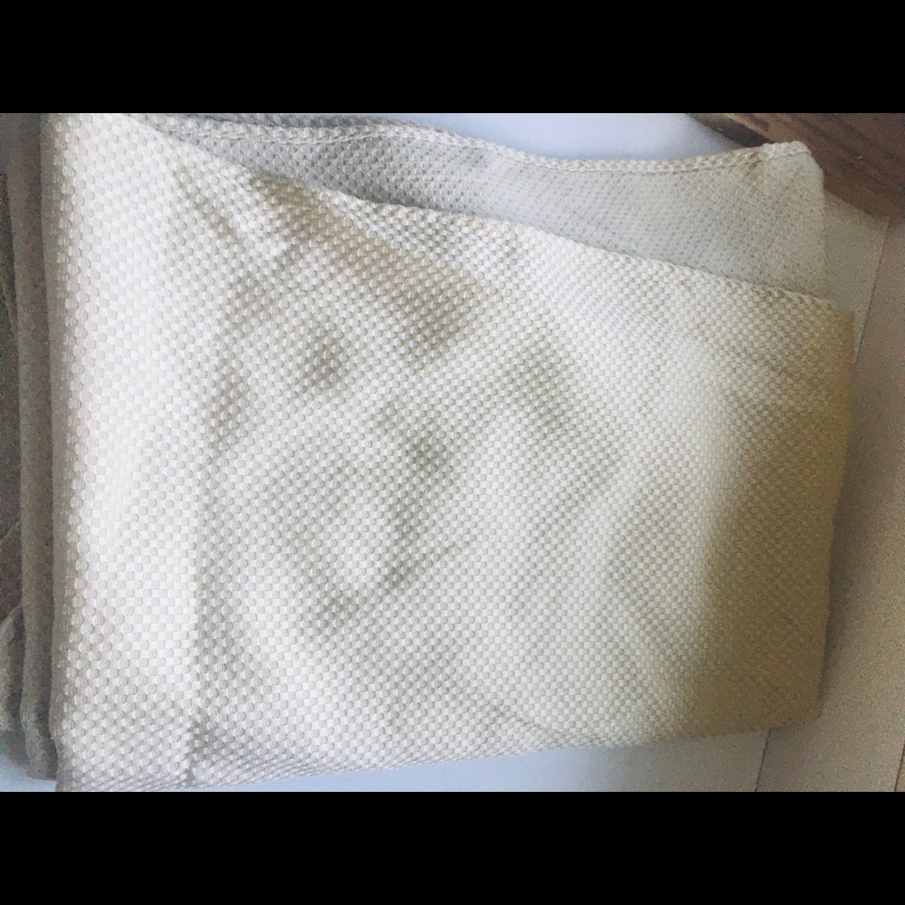 IVORY OVAL TABLECLOTH 60” x 104”